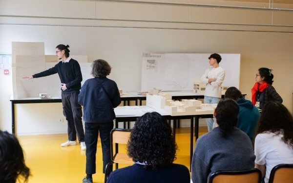 [ENSEIGNEMENT] Rendus de projet pour les étudiantes et étudiants de 2e année de cycle Licence de l'Ecole nationale supérieure d'architecture de Nancy dans l'enseignement Matières à penser le projet architectural dont le sujet ➡️ est Habiter une expérience intergénérationnelle individuelle et collective.
💡 Leur site d'études a été une parcelle située entre la rue Charles III et le parc Charles III à Nancy où ils ont dû proposer un petit projet de logements intergénérationnels. Avec cet exercice pédagogique, les étudiants poursuivent l'initiation au projet d’architecture amorcée en 1ère année en introduisant les notions de lumière, de distribution, d’usages et de contexte dans la thématique semestrielle ciblée sur l’habité.
>> L'enseignement est encadré par Anne Schéou et Sylvain Sabau, Laurent Kowalski Julian Pierre, Barbara Fischer, Caroline Leloup et Maryline Piquemil
>> Sont accueillis dans le jury :
- Heather Moss, architecte, enseignante à ENSA Paris Est
- Raphaëlle Perron, architecte
- Rebecca Pierre, architecte
- Beatrice Laville, architecte, maîtresse de conférences à l'ENSA Nancy
- Olivier Mori, architecte, maître de conférences associé à l'ENSA Nancy
@metropolegrandnancy 
@culture_gouv #teamarchi #Architecture #enseignementsuperieur #logement #villedenancy