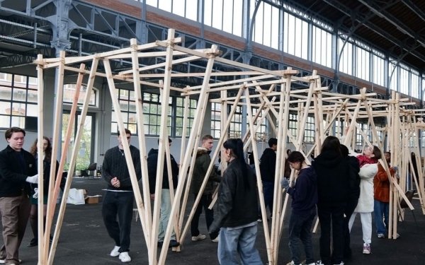 [ENSEIGNEMENT] Lors d'un exercice de l'enseignement de projet "Architecture, matière(s) terrestre(s)" encadré par Nadège Bagard et Aurélie Husson, maîtresses de conférences, les étudiantes et étudiants de 1ere année du cycle Licence de l'Ecole nationale supérieure d'architecture de Nancy abordent la notion d’archétype architectural et le processus qui permet de passer de l’archétype au projet spécifique, et vice-versa en abordant simultanément les questions spatiales et les questions structurelles. 
💡 Au cours du processus de conception d’un projet, les architectes mobilisent des ressources spécifiques à la discipline, que l’on pourrait qualifier de figures permanentes : les archétypes. Simultanément, ils mettent ces archétypes “au travail” dans le projet par le biais de l’échelle, de l’arrangement des parties dans le tout, et de l’implantation d’un artefact qui devient de fait singulier, spécifique.
Au cours de deux séances, les étudiantes et étudiants expérimentent par une démarche en aller-retour le passage d’une esquisse au 1/10e à l’échelle 1 avec la réalisation d’une structure cubique contreventée en tasseaux (selon 3 propositions de maquettes au 1/10e). Séance organisée à l'Octroi-Nancy
L'ensemble des carrelets utilisés a été offert par la scierie Mandray de Tantrux dans les Vosges.

#architecture #enseignementsupérieur #etudearchitecture @culture_gouv