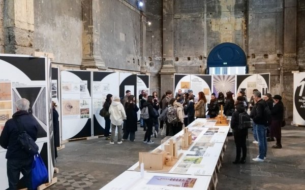 [ENSEIGNEMENT] 
Jeudi 7 novembre, des étudiants de l'école d'architecture de Nancy ont effectué les visites de : 
•	l'exposition "Georges-Henri Pingusson. Une voix singulière du mouvement moderne" à l'église des Trinitaires à Metz, en présence de Pierre Maurer enseignant-chercheur, Vincent Toffaloni architecte scénographe et Céline Métel directrice du réseau des Maisons de l'Architecture,
•	du Frac-Lorraine,
•	et de l'église de la Nativité de la Vierge de Pingusson à Fleury (57), en présence de M. le Maire.
 
Ces visites ont été réalisées dans le cadre de deux enseignements de master de l'école d'architecture de Nancy : l’atelier de projet scénographique - Domaine ATC (1ere année du cycle Master) porté par Béatrice Laville et le cours optionnel « Patrimoines en péril » (2e année du cycle Master) animé par Lucile Pierron. 

La demi-journée d'études a permis aux étudiantes de "l’atelier de projet scénographique", d'analyser un exemple de processus de médiation culturelle articulant exposition d'architecture, visite commentée d'un conférencier puis découverte d'un édifice issu de la production de l'auteur. Les étudiants du cours « Patrimoines en péril » ont quant à eux pu se confronter aux divers mécanismes institutionnels à l’œuvre en faveur de la patrimonialisation des principales réalisations de Georges-Henri Pingusson, à l’aune des évolutions techniques, sociétales ou urbaines contemporaines.

#architecture #exposition @culture_gouv @reseaudesma @ville_de_metz @maisonarchilor