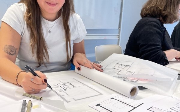 Vie d'atelier de projets en cycle master de l’École Nationale Supérieure d'Architecture de Nancy.
➡️ Atelier Domus Lab - Sobriété foncière, situations architecturales (Domaine ATC) en 2e année de cycle master encadré par Nadège Bagard, Xavier Le Clerre, Sylvain Sabau et journée partagée avec l'atelier "Habiter" de 1re et 2e année de cycle master encadré par Sibylle Pöhler et Thierry REY de l'Ecole nationale supérieure d'Architecture de Strasbourg, Ecole d'architecture
💡 Présentation des thématiques des ateliers puis workshop à l'ENSA Strasbourg. En petits groupes associant des étudiants des deux écoles d'architecture, les étudiants ont tiré au sort un verbe d'action et une pièce, indiquant ainsi un usage. Ils se sont employés à faire évoluer la conception d'un logement de leur projet pour intégrer cette dimension. Des situations parfois classiques - qui poussent à réinterroger l'ordinaire - parfois inattendues - qui obligent à faire bouger les lignes et ouvrent des perspectives renversantes.
🟡 Fin de journée avec Henrik Siebenpfeiffer de Duplex architectes (Zürich), qui a commenté les recherches puis donné une conférence très inspirante sur le rapport entre ville et logement
#teamarchi #architecture #conceptionarchitecturale #logement #zeroartificialisation #grandest #enseignementsuperieur #habitat #transitions #environnement @ensastrasbourg @culture_gouv @duplexarchitekten