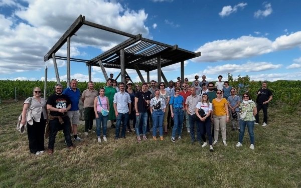 Journée en Champagne pour les équipes de l’école d’architecture de Nancy.
- visite de la halle de fabrication échelle 1 (utilisée pour le workshop Architecture en Champagne , accueil par Giovanni Pace, architecte et président de l’association, et découverte d’une loge conçue par les étudiants en 2018 chez Champagne Lamiable avec les viticulteurs et Céline Coudrot de Maison De l’Architecture Champagne-Ardenne
- présentation de l’extension du musée du Cloître de Châlons par Antoine Brochard, architecte agence abdpa et enseignant ENSA Nancy
- visite des caves Joseph Perrier
Un grand merci pour cet accueil en Champagne