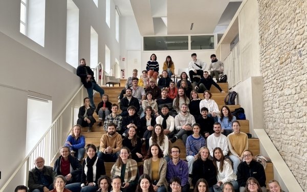 [ENSEIGNEMENT] 50 étudiants en cycle master de l' Ecole Nationale Supérieure d'Architecture de Nancy l' @ensaia_nancy - Ecole Nat. Sup. d'Agronomie et des Industries Alimentaires et de l Ecole nationale supérieure de paysage - Potager du Roide Versailles, @enspaysage ont participé au séminaire Agropaysage d'une semaine. Ils étaient encadrés par une équipe enseignante pluridisciplinaire : Gwenaëlle Zunino (Ensa Nancy), Sophie Bonin (EnsP Versailles) et Agnès Fournier (Ensaia) et accompagnés par des experts du PPaysages de l’après-pétrole - Collectif: Gaëlle des Déserts, Kathleen Réthoret et Marc Benoit 
La thématique de cette année était de proposer une vision de transition écologique en 2050 pour Vézelise, Vaudémont et Goviller, alliant productions agricoles, matériaux biosourcés, rénovation du bâti et paysages de l'énergie. Ils ont été accueillis à la @citedespaysages54 L’accueil d’un séminaire d’étudiants agronomes, architectes et paysagistes est l’occasion de susciter l’interdisciplinarité, renforcer les compétences et faire entrer en résonance des travaux d’études portant sur les territoires ruraux avec le projet de transmission et de sensibilisation en matière de transition écologique porté par la Cité des paysages.
#paysage #architecture #agronomie #environnement #transition #teamarchi #enseignementsuperieur #territoire #ruralité #teamarchi
@culture_gouv @departement54