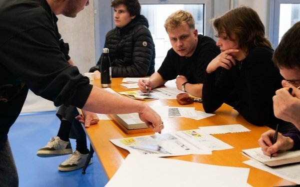 [Enseignement] Atelier Pair à Pair - M1, session de pré-jury étudiants. Pour ce pré-jury, des étudiants de deuxième année de cycle Master ayant réalisé l'atelier "Pair à Pair" en 2023 participent à l'évaluation critique des travaux d'étudiants de première année de Master afin de préparer leur présentation pour le jury de fin de semestre. Le sujet étudié est un équipement citoyen situé sur la Place Carnot à Nancy.

L’atelier Pair à Pair est un enseignement expérimental basé sur l’autonomie en 1ere année de cycle master. Les étudiants sont en charge pour eux-mêmes de trouver les ressources pour leurs projets et les personnes qui interviendront lors d'entretiens d'évaluation critique de leur avancement. 

Cet enseignement, encadré par Nicolas Depoutot et Camille Tourneux, fait partie du domaine ATC (Architecture Théorie et Critique).

#architecture #enseignementsupérieur #etudesarchitecture