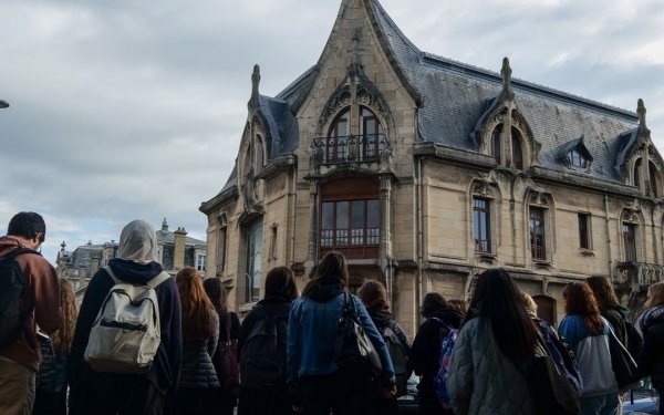 [ENSEIGNEMENT] Lancement de la 20e semaine architecture et patrimoine (SAP 2024) de l'école d'architecture de Nancy dans les locaux de Science Po Nancy avec les encadrants invités (Antoine Brochard, architecte HMONP, maître de conférences ENSA Nancy, Hélène Corset-Maillard, architecte et urbaniste en chef de l’État , Jean-Pascal Lemeunier, architecte des bâtiments de France en Haute-Marne, Camille Jacquemin, architecte du patrimoine et Éléonore Holtzer, architecte des bâtiments de France, responsable de l’UDAP de Meurthe-et-Moselle.) 

Après l'accueil par Isabelle Lucas, adjointe déléguée a l’urbanisme écologique et au logement, ville de Nancy, Romaine Chasteloux-Rivière, directrice de l’urbanisme et de l’écologie urbaine / Métropole du Grand Nancy, Naima Maziz, chargée de mission planification urbaine / Métropole du Grand-Nancy et Éléonore Holtzer, architecte des bâtiments de France, responsable de l’UDAP de Meurthe-et-Moselle ont présenté aux L3 l'histoire de Nancy et des enjeux actuels pour la métropole en terme d'urbanisme et d'architecture. 

La promo a ensuite pu faire des visites du quartier autour de Sciences Po.
Les sites qui seront étudiés par les étudiantes et étudiants de 3eme année du cycle licence à Nancy et métropole du Grand Nancy :
>Hôtel de la monnaie, anciennes archives départementales , Nancy
>Cerema Est - Site de Nancy, Tomblaine
>Ancien Hôtel des missions royales, actuels locaux de Sciences Po, Nancy
>Maison forestière du domaine de Bellefontaine, Champigneulles

En savoir + 
https://www.nancy.archi.fr/fr/sap.html
Ministère de la Culture Métropole du Grand Nancy
 #enseignementsuperieur #teamarchi @culture_gouv @metropolegrandnancy