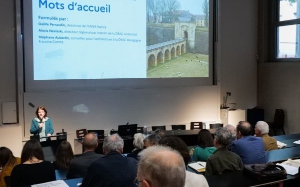 [Journée d'études] A l'Ecole nationale supérieure d'architecture de Nancy aujourd'hui, les acteurs ayant initié, encadré, parrainé et participé au dispositif pédagogique Semaine Architecture et Patrimoine de l'@ecolearchinancy étaient rassemblés à l'occasion d'une journée d'études intitulée << Architecture Située - Apprendre et concevoir avec les patrimoines >>. Cette journée a notamment été motivée par la sortie récente de l'ouvrage du même nom paru aux éditions Building books, codirigé par les maîtresses de conférences  @aurelie_husson_arch  et  Lucile Pierron et coécrit avec Hakima El Kaddioui, docteure en architecture.
Les intervenants ont partagé leur expérience et au-delà porté leur regard sur les enjeux contemporains quant aux patrimoines appréhendés dans toutes leurs diversités comme de multiples ressources culturelles, sociales, économiques ou encore matérielles pour nos territoires.
Plusieurs tables rondes ont permis échanges et réflexions sur ces questions en présence notamment de  Simon Teyssou, architecte, directeur de l'ENSACF. École nationale supérieure d'architecture de Clermont-Ferrand, parrain de la Semaine architecture et patrimoine / Nancy 2024, @pierre.hebbelinck, architecte et éditeur,  Charlotte HUBERT, architecte en chef des monuments historiques, 
Claudia DEVAUX, architecte du patrimoine, et  Grichka Martinetti, architecte du patrimoine. Amina Sellali, cheffe du Bureau de l'Enseignement et de la Recherche du Ministère de la Culture a participé à la conclusion de cette journée.
 https://www.nancy.archi.fr/fr/architecture-situee.html

#enseignementsuperieur #teamarchi @culture_gouv