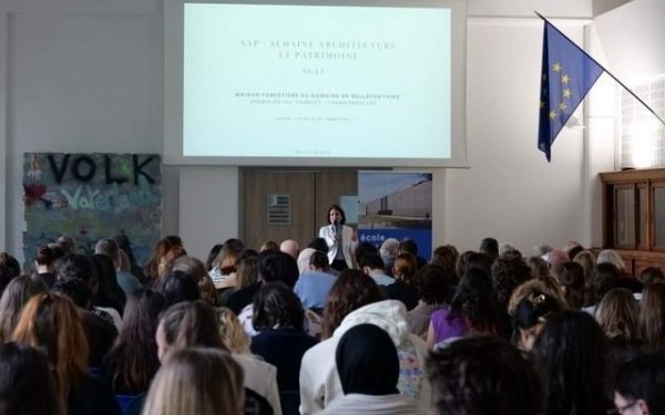 ENSEIGNEMENT] Restitution publique ce matin de la Semaine Architecture et Patrimoine en présence de la directrice Gaëlle Perraudin pour les étudiants en 3e année de cycle Licence de l'Ecole Nationale Supérieure d'Architecture de Nancy en résidence toute cette semaine à Sciences Po Nancy pour étudier plusieurs sites patrimoniaux de la Métropole du Grand Nancy et de la périphérie et faire des propositions architecturales d'un potentiel devenir en travaillant sur l’existant. Cet exercice pédagogique est aussi une opportunité de rencontrer les élus, les acteurs de l’architecture, de l'urbanisme et du paysage du territoire. La Semaine Architecture et Patrimoine est soutenue par la
Métropole du Grand Nancy. 
Sont présents 
pour la Ville de Nancy : 
✅Isabelle Lucas, adjointe déléguée à l’urbanisme écologique, au logement
✅Laurent Watrin, adjoint délégué à la démocratie coopérative, à l'innovation des politiques publiques,
✅Thomas Souverain, adjoint délégué au territoire centre, ville de Nancy
Egalement :
✅Romaine Chasteloux-Riviere, directrice de l'urbanisme et de l’écologie urbaine chez Métropole du Grand Nancy
✅Naima Maziz, chargée de mission planification urbaine / Métropole du Grand Nancy
✅Sylvain Mariette, vice président du conseil départemental 54
✅Francine Aubry-Bégin, présidente du conseil d'administration de l'ENSA Nancy
✅Fabrice Arki, directeur de l'agence Nancy Cerema
✅Paul Cholot, président de l’association de sauvegarde de la maison forestière, 
Les sites d'études de cette édition étaient : 
📍Hôtel de la monnaie, anciennes archives départementales , Nancy
📍Cerema Est - Site de Nancy, Tomblaine
📍Ancien Hôtel des missions royales, actuels locaux de Sciences Po, Nancy
📍Maison forestière du domaine de Bellefontaine, Champigneulles
#architecture #teamarchihi #enseignementsuperieur #patrimoine 
#ecolearchi @villedenancy @ecolearchinancy @metropolegrandnancy @culture_gouv