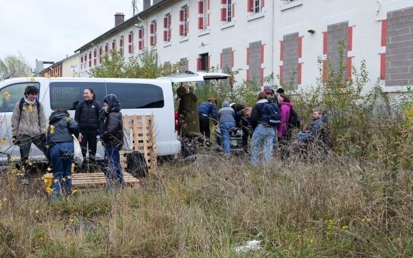 [Enseignement] SATE / La semaine architecture et transition écologique de l’école d’architecture de Nancy s’est tenue dans les locaux des anciennes casernes Kleber du 12 au 15 novembre, en partenariat avec la Métropole du Grand Nancy. Le renouvellement de ce site d’une grande emprise entre la ville d’Essey-les-Nancy et l’aérodrome constitue une situation d’enquête sur la question de la transition écologique qui rassemble des spécificités bien locales mais aussi génériques des métropoles françaises.

Cette semaine thématique, dont la première édition a eu lieu en 2013, a pour objectif principal de permettre aux étudiants et étudiantes de 2e année de cycle Licence de comprendre les contours des enjeux de transition écologique en travaillant à différentes échelles territoriales et temporelles, et à partir de situations concrètes.
Le vendredi, les étudiants proposaient une exposition conclusive et prospective des travaux et exercices qu’ils ont menés durant la semaine.

Enseignants responsables : 
Antoine STECK – Architecte – Maître de Conférences Associé à l’ENS d’Architecture de Nancy
Marc DE FOUQUET – Architecte – Maître de Conférences à l’ENS d’Architecture de Nancy

@metropolegrandnancy 
#teamarchi #enseignementsuperieur