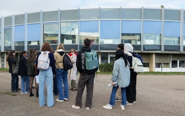 Semaine architecture et patrimoine 2024

Lundi après midi a été consacré aux visites des sites qui seront étudiés par les 106 étudiants et étudiantes de 3eme année du cycle licence de l'école d'architecture de Nancy. 
- La "Rotonde" conçu par Henri Prouvé - Tomblaine
- L' hôtel de la monnaie - Nancy
- L' ancien hôtel des missions royales - Nancy 
- Maison forestière de Bellefontaine - Champigneulles

Les prochains jours seront dédiés au travail de projet par équipe dans les locaux de Science Po Nancy.
#teamarchi #enseignementsuperieur @culture_gouv @metropolegrandnancy