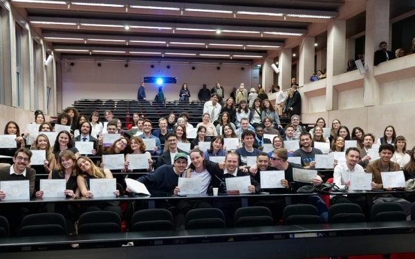 La cérémonie de remise des diplômes de l'Ecole Nationale Supérieure d'Architecture de Nancy s'est tenue vendredi 13 mars pour célébrer la promotion 2025 ayant obtenu le diplôme d'État d'architecte (DEA) ou l'habilitation à l'exercice de la maîtrise d'oeuvre en son nom propre (HMONP).
119 diplômés et diplômées ont été mis à l'honneur et félicités par la directrice Gaëlle Perraudin, la présidente du CA Francine Aubry-Bégin, les enseignants et les personnels de l'école devant une assemblée de familles et d'amis.
Un focus sur la recherche à l'école d'architecture de Nancy a clôturé la cérémonie en présence d'Helene Boulanger, présidente de l' Université de Lorraine avec la présentation des thèses de doctorat de l'année 2025 par Cécile Fries, codirectrice du Laboratoire Histoire Humanités Architecture Contemporanéité (LHAC).
Etaient présents également pour remettre les diplômes : Isabelle Chardonnier, directrice de la DRAC Grand Est, Béatrice Agamenonne, directrice de Cerema Grand Est, François Liermann, président de l'Ordre des Architectes du Grand Est, Sylvain Lizon, directeur de l'ENSAD Nancy, Arnaud Tisserand, président de la FFB 54, Héloïse Roy, diplômée de El'école d'architecture de Nancy, lauréate Palmarès Palpite 2024
#teamarchi #architecture #enseignementsuperieur #diplômes #grandest