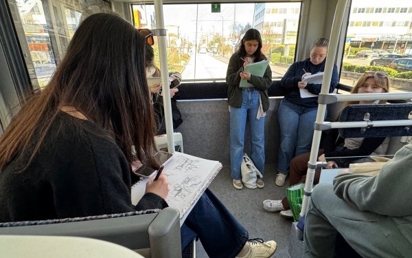 Séance de TD en anthropologie de l'habiter pour les étudiants et étudiantes de 1ère année de cycle Licence de l'école nationale supérieure d'architecture de Nancy encadrés par Romain Rousseaux Perin, Énora Bierel, Épiphanie Rinck, Jacques Scherding.
La séance a consisté à travailler le croquis ethnographique, ou comment représenter le fait social par le dessin.
💡 Longtemps, le croquis a permis aux ethnologues et anthropologues de témoigner et de répertorier leurs découvertes et observations à des fins de documentation, de vulgarisation et de transmission. Dès son apparition, la photographie a peu à peu supplanté le dessin, au gré des progrès techniques et de l’accessibilité du médium. Mais le croquis ethnographique mérite toujours autant d’être considéré.
✏️ Relever une scène du quotidien à l’aide du croquis ethnographique permet en effet d’opérer un certain nombre de choix sur les informations à retenir et analyser : quand la photographie est l’image fixe d’un instant T, le croquis est une collection d’éléments choisis par l’observateur pour les garder en mémoire, et assemblés sur le papier sur un temps plus ou moins long.
Dénué de toute finalité esthétique, le croquis ethnographique est aussi et surtout un moyen de rendre visible l’invisible : il s’agit par ce biais de dépasser le cadre du visible — l’espace — pour intégrer des éléments de l’ordre du sensible — le social. Le croquis ethnographique appelle donc une certaine habileté visuelle plus que manuelle : il implique une transformation de l’information sociale par des choix spécifiques de représentation graphique.
#Architecture #teamarchi #enseignementsuperieur #anthropologie #ethnographie #representation #dessin