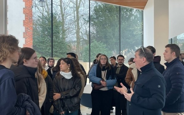 Retour sur la restitution des ateliers de projets du 1er semestre en 1ère année de cycle master dans les domaines Architecture Histoire Patrimoine et Architecture Ville & Territoires de l'école nationale supérieure d'architecture de Nancy.
Les étudiantes et étudiants ont travaillé sur le devenir du territoire et le renouveau du patrimoine de l’agglomération d’Epernay Agglo Champagne. En janvier, après une rencontre avec l'architecte Giovanni Pace, ils ont présenté leurs projets sous forme d'exposition aux élus et aux acteurs du cadre de vie de l'agglomération d'Epernay
Enseignants encadrants ENSA Nancy :
Antoine Brochard - Maître de conférences Architecture Histoire Patrimoine
Louise André - Maîtresse de conférences associée Architecture Ville & Territoires
Ce temps pédagogique a été réalisé dans le cadre d’une convention de partenariat pédagogique entre l’école d’architecture de Nancy et l’agglomération d’Epernay Agglo Champagne
@villeepernay @epernayagglochampagne
#Ecoledarchitecture #Teamarchi #architecture #EnseignementSuperieur #patrimoine #territoire #atelierparticipatif #epernay #epernaychampagne