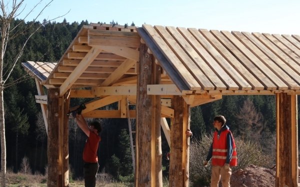 Retour sur une semaine de workshop hors les murs pour les étudiantes et étudiants de l'Ecole Nationale Supérieure d'Architecture de Nancy de 2e année de cycle master du séminaire "Architectures en bois" porté par la Chaire Architecture et Construction Bois du Patrimoine au Numérique et encadré par Victor Fréchard.
Ils ont pu construire les pavillons conçus depuis septembre sur le site de La Vigotte Lab, en tirant pleinement parti des ressources disponibles sur le site et en apprenant de tous les acteurs de la chaîne de valeur du matériau bois.
L'ensemble du projet a été mené en partenariat avec les étudiants bûcherons du CFA / CFPPAF de Mirecourt, les étudiants scieurs du Lycee Polyvalent Andre Malraux et les experts de l'entreprise Simpson Strong-Tie, qui ont accompagné les étudiants sur le choix des assemblages et la mise à disposition du matériel.
Cette semaine de workshop hors les murs, a été l'occasion pour les étudiants de se confronter pour la première fois pour la majorité à la réalité constructive d'une idée conçue. Elle aura également été l'occasion de partager ces expériences pédagogiques de conception - construction à l'échelle 1 avec Julio Aldo Toledo de l'Université Catholique de Santa Fe (Argentine), en déplacement en France invité par la chaire partenariale "Architecture en bois : du patrimoine au numérique".
#enseignementsuperieur #teamarchi #architecture #constructionbois #recherche #workshop #materiaubois @la_vigotte_lab
