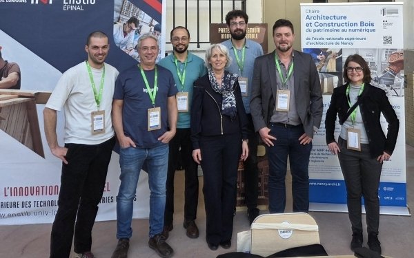 L'Ecole Nationale Supérieure d'Architecture de Nancy est présente au 15e @forumboisconstruction au Grand Palais à Paris jusqu'à demain pour présenter notamment la Chaire partenariale d'enseignement et de recherche Chaire Architecture et Construction Bois du Patrimoine au Numérique
📍 Rendez-vous au standE30 - Grand Palais
Mercredi 25 février, étaient présents pour l'Ecole Nationale Supérieure d'Architecture de Nancy Gaëlle Perraudin - directrice, Francine Aubry-Bégin - présidente du conseil d'administration, Victor Fréchard, responsable scientifique de la Chaire Architecture bois construction, Mathis Riga - doctorant au MAP-CRAI, Anxhelo Bici, Chargé des chaires partenariales et de la veille scientifique au service recherche aux côtés de Laurent Bléron - directeur de l' @enstib_communication Ecole Nationale Supérieure des Technologies et Industries du Bois et Bruno Carron - directeur de Charpente Houot
🔎 Cette chaire a pour objectif de valoriser les potentiels du matériau bois, stratégique par son caractère renouvelable et recyclable ainsi que par sa contribution à la lutte contre les changements climatiques. Présentation des projets en cours, rencontres avec les chercheurs, échanges sur de potentielles collaborations... 3 jours de forum FBC dont l'école est partenaire historique.
teamarchi #constructionbois #architecture #bois #enseignementsuperieur #recherche #innovationbois #environnement #Grandest