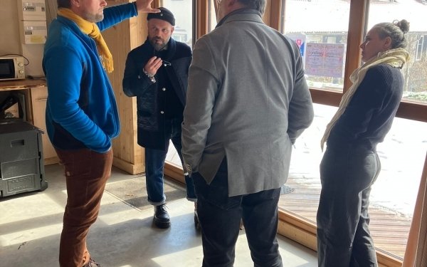 Visite de La Vigotte Lab pour les membres de la direction scientifique de Bosco Colto invités pour un séminaire par l'Ecole Nationale Supérieure d'Architecture de Nancy et la Chaire partenariale Nouvelles ruralités – Architecture et milieux vivants de l'ENSA Nancy dans le cadre du Plan Culture et Ruralités du Ministère de la Culture.
Échanges riches de partage d'expériences et prospectives de mises en réseaux entre ces acteurs des territoires sur de nombreuses thématiques : recherche-action, valorisation des ressources locales, expérimentation, innovation, participation citoyenne...
Avec Antoine Daval, Gaëlle Perraudin, Arthur Poiret, Nicolas Depoutot, Perrine Gabriel, Marco Navarra, Dario Felice Beatrice Fontana
#enseignementsuperieur #teamarchi #architecture #ruralité #recherche #territoiresruraux #environnement @la_vigotte_lab @boscocolto
