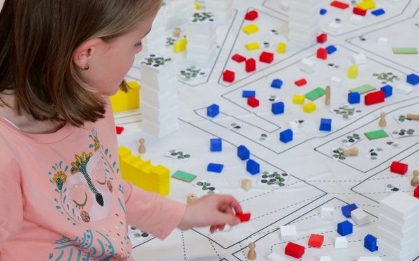 L'École Nationale Supérieure d'Architecture de Nancy a accueilli plusieurs classes de CM1 et CM2 les jeudis après-midis en mars et début avril pour expérimenter 7 ateliers de sensibilisation architecturale avec des étudiants de 3e année de cycle licence dans le cadre de leur engagement citoyen.
Cette action de médiation est organisée en partenariat avec la Direction des services départementaux de l'Éducation nationale (DSDEN) de l’académie de Nancy-Metz.
Cette année, plus de 150 élèves ont participé à ces ateliers sont des écoles Saint-Max, Essey-les-Nancy et Jarville.
Ateliers sur l'environnement urbain et l’aménagement du territoire, l'appréhension des échelles, des dimensions et la compréhension du plan, l'initiation au dessin d'observation et à la notion de perspective, l'exploration des architectures du monde, la découverte de vocabulaire architectural ainsi qu'un nouvel atelier mené à la médiathèque de l'école animé par les documentalistes autour de la ville et de l'habitation à travers les livres.
Le jeu des 7 familles" Archirama, histoires d’architectures en Meurthe-et-Moselle " a été proposé également - édité par le CAUE 54 en partenariat avec le laboratoire LHAC de l'école d'architecture de Nancy pour découvrir ou redécouvrir de manière ludique le patrimoine bâti du département de Meurthe-et-Moselle.
#teamarchi #architecture #EnseignementSuperieur #mediation #sensibilisation #engagementcitoyen #EAC #education
@caue_54 @metropolegrandnancy @culture_gouv