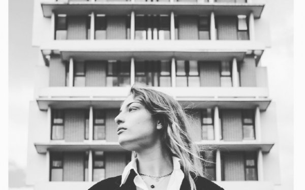 Pour le bicentenaire de la photographie, la maison de l’architecture de Lorraine
invite @louise.hebrard à poser son regard sur la ville et ses habitants et
à fabriquer une scénographie pour nous raconter une histoire.
🧑🏽🎓 Tu es étudiant.e à l’école d’architecture, d’art et de Design ou à Condé ?
Louise te propose d’imaginer une scénographie à la Galerie 9 pour présenter son travail mais pas que …
🗓️ du 13 avril au 1er juin 2026
🏗️ En accord avec ton emploi du temps, tu participeras à l’élaboration de l’exposition puis à la médiation
Cette participation peut-être réalisée dans le cadre d'un stage ou d'un engagement citoyen.
🎨 La galerie sera ouverte du mercredi au vendredi de 14h à 18h et le samedi de 15h à 19h.
contact: contact@maisondelarchi-lorraine.com